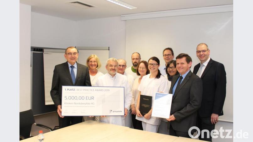 Richard Kurtnacker (links) und Thomas Schuler (Zweiter von rechts) gratulieren dem Team der Apotheke um Leiter Dr. Werner Speckner (Dritter von links). Auch der Ärztliche Direktor der Kliniken Nordoberpfalz AG, Dr. Thomas Egginger (rechts), freut sich über die Auszeichnung der Apotheke. Bild: exb/Kliniken Nordoberpfalz AG