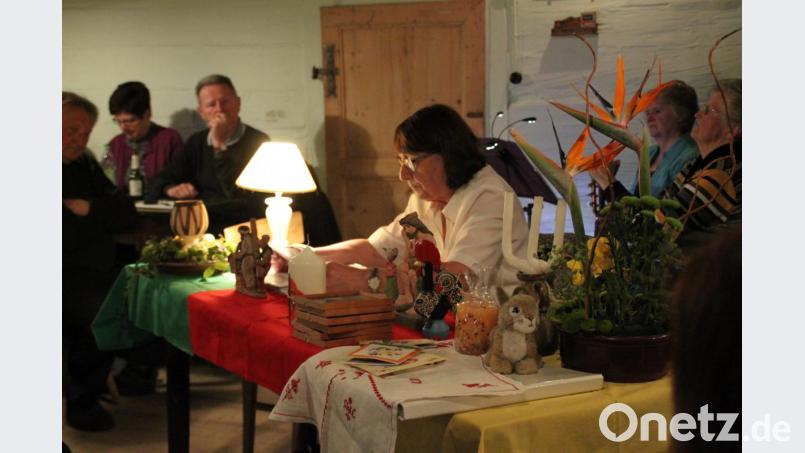 Dicht gedrängt sitzen die Besucher bei der erstmals vom Oberpfalzverein Neustadt organisierten Sitzweil in der guten Stube des wunderschön renovierten Ledererhofs. Kreisheimatpflegerin Leonore Böhm beleuchtet Osterbräuche und deutet viele Symbole und Gegenstände rund um das Leiden, den Tod und die Auferstehung Christi. Bild: prh