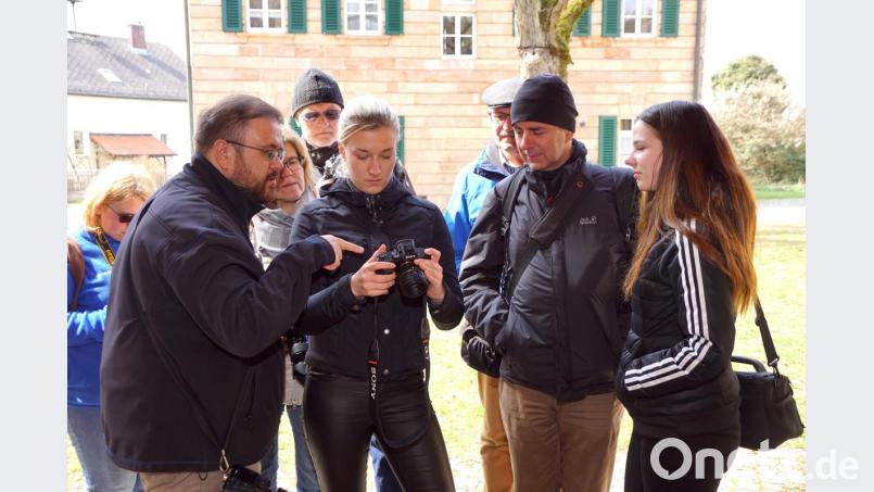 Auswertung der Bilder auf dem Monitor vor Ort. Johann Walter zeigte die Bildgestaltung bei verschiedenen Einstellungen gleich in der Praxis. Bild: bkr