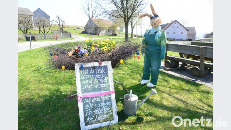 Der Osterhase hat auf dem Miesbrunn Dorfplatz ein zwei Meter langes Osternest aufgestellt, Frühlingsblumen gepflanzt und alles mit Ostereiern geschmückt. Bild: bey