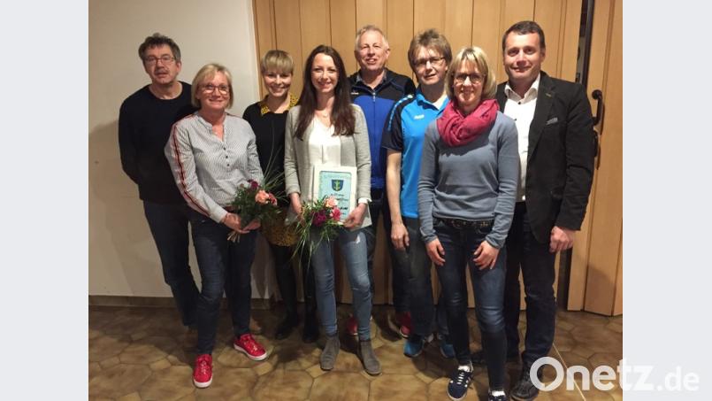 Zwei Jahre amtiert der neue Vorstand der Abteilung Volleyball des TuS Schnaittenbach (von links): TuS-Vorsitzender Gerald Dagner, Birgit Hiltl, Jenny Falk, Katharina Kohl, Abteilungsleiter Günter Dobmeier, TuS-Jugendleiter Franz Schumann, Andrea Kausler und Zweiter Bürgermeister Uwe Bergmann. Bild: Sebastian Scholz