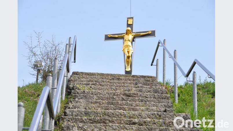 Der Tod Jesu am Kreuz ist nicht das Ende. Jesus ist aus dem Grab erstanden. "Jesus lebt, mit ihm auch ich..." singen die Gläubigen in der Osternacht. Bild: es