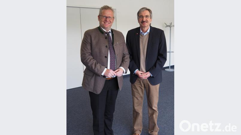 Wolfgang Jess, Vorsitzender der Geschäftsführung der Witt Gruppe (rechts), begrüßt den Vorsitzenden des Vereins &quot;Das Plus der Oberpfalz&quot;, Schwandorfs Oberbürgermeister Andreas Feller. Bild: Bühner