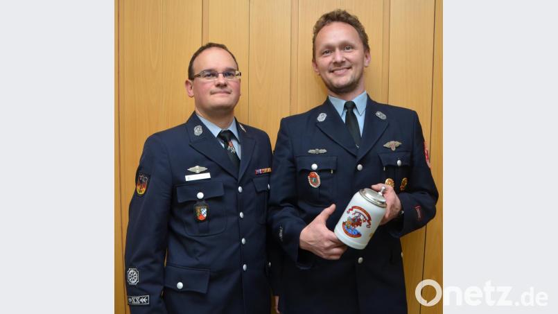 Nach 18 Jahren als Kassier bei der Feuerwehr stellte sich Anton Schwägerl (links) nicht mehr zur Wahl. Ebenfalls als stellvertretender Jugendwart schied Matthias Neumann (rechts) aus der Nachwuchsausbildung der Stützpunktwehr aus. Beide sind aber nach wie vor in anderen Bereichen der Feuerwehr eingebunden. Bild: dob