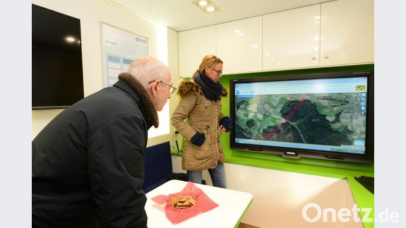 Josef Langgärtner richtet seinen kritischen Blick auf die geänderte Trassenführung des Ostbayern-Rings mit dem jetzt weiteren Abstand zum Gewerbegebiet &quot;Ost&quot; des Markts Parkstein und zum dortigen Wohngebiet &quot;Grün&quot;. Ina Haffke, Referentin für Bürgerbeteiligung bei Tennet, nimmt die Äußerungen Langgärtners neutral entgegen. Bild: bey