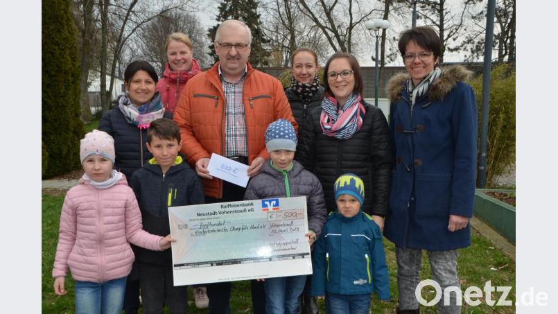 Die Initiatoren des &quot;Quietschenten&quot;-Basar in der Stadthalle übergeben den Erlös aus dem Basar an Herbert Putzer (Mitte) als Vorsitzenden der Kinderkrebshilfe in der Region Oberpfalz Nord. Bild: dob