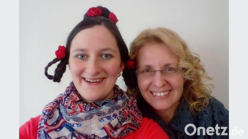 Angelika Gollwitzer (links) und Martina Wettinger vom Waidhauser Theaterverein probieren eine Biedermeierfrisur mit Steckrosen. Bild: fjo