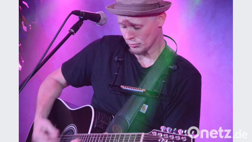Pete Hoven: Ein Mann mit Gitarre, der ab und zu auch auf Bluesharp und Didgeridoo zurückgreift. Bild: Kunz