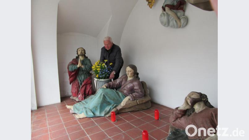 Willi Härtl beim Schmücken der Kapelle für Gründonnerstag - die lebensgroßen Figuren werden Karl Stilp zugeschrieben. Bild: kgg