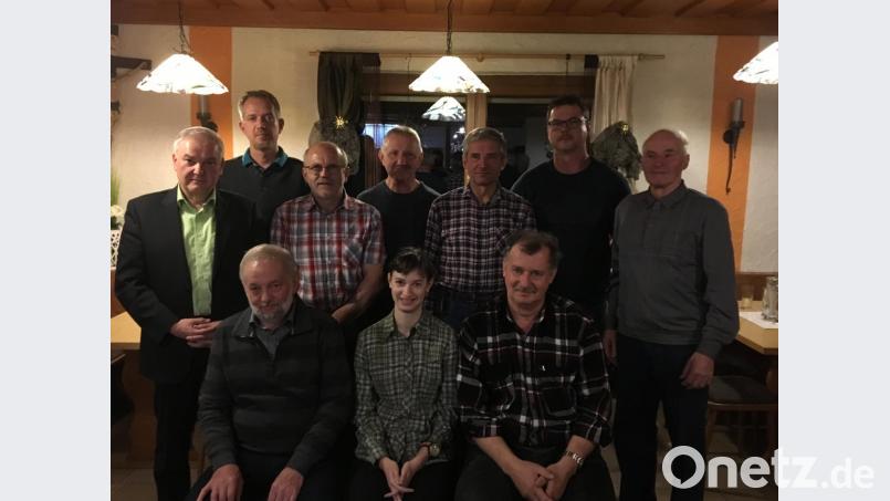 Jagdvorsteher Josef Popp, die Jagdpächter Julia Märkl und Josef Märkl
(sitzend von links) sowie Vorstandsmitglieder und Bürgermeister Günter Kopp. Bild: exb