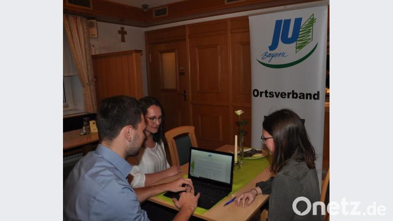 Vorsitzender Maximilian Kallmeier (links) präsentiert mit seinem Vorstandsteam die neue Online-Bewerbung für freie Ausbildungsplätze. Bild: dob