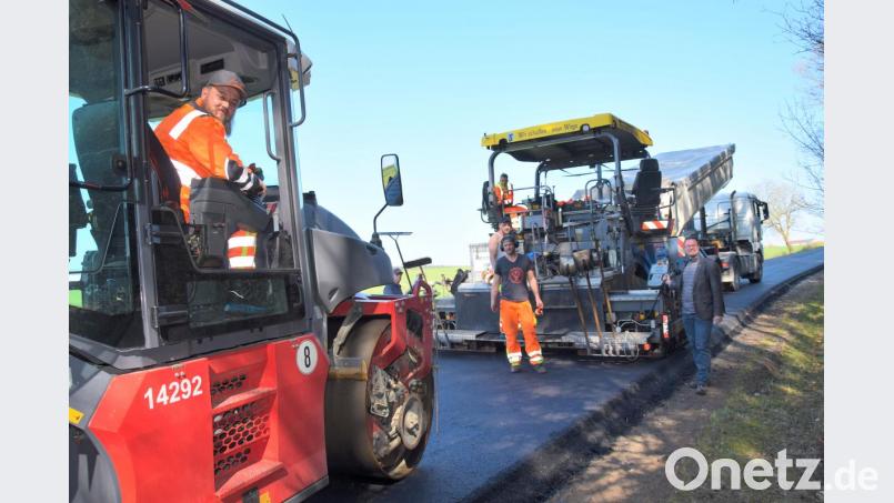 Im Gemeindebereich von Hohenburg werden derzeit die Gemeindeverbindungsstraßen von Berghausen nach Allersburg (Bild) und die von Egelsheim zur Kreisstraße AS 2 neu asphaltiert. Etwa 485 000 Euro kosten beiden Maßnahmen, so Bürgermeister Florian Junkes bei einem Jour-Fixe nahe Berghausen. Bild: bö