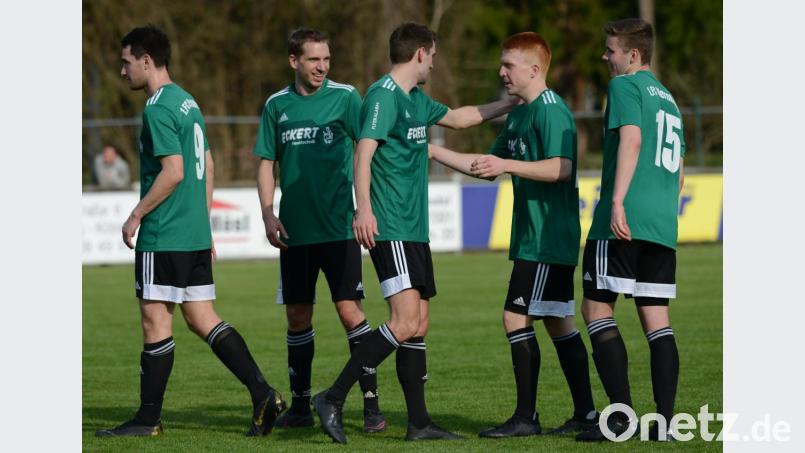 Jubeln die Kicker des FC Wernberg auch am Mittwoch? Mit einem Sieg im Spitzenspiel gegen die Sportvereinigung Grafenwöhr hätten sie sechs Punkte Vorsprung vor dem Tabellenzweiten – bei einem Spiel weniger. Und das fünf Spieltage vor Schluss. Bild: ham