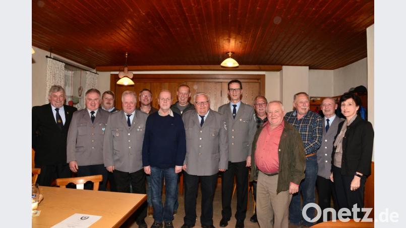Vorsitzender Erwin Schraml (Vierter von links) wird einstimmig im Amt bestätigt. Neuer Stellvertreter ist Manfred Ritter (rechts daneben), die Finanzen hat weiterhin Paul Schumacher (Achter von links) im Blick, die Chronik führt Helmut Pöllath (Sechster von rechts). Bild: bey