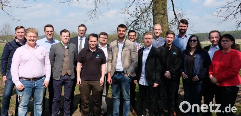 Die neu gewählte Vorstandschaft des JU Kreisverbandes Schwandorf mit 1. Vorsitzendem Jonas Rester (Mitte). Mit im Bild CSU Ortsvorsitzender und Bürgermeister Hans Prechtl/Stulln (Fünfter von links) und Frauenunion – Kreisvorsitzende Marianne Forster (rechts). Bild: ohr