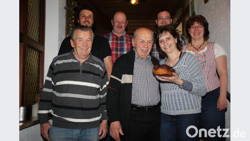 Beim „Geräuchertenschießen“ gewann Alfons Wild (vorne, Zweiter von links) im Modus &quot;aufgelegt&quot;, bei den Freihand-Schützen war Heidi Herzog (Zweite von rechts) die Best. Mit auf dem Bild die nächstplatzierten Teilnehmer. Bild: frd