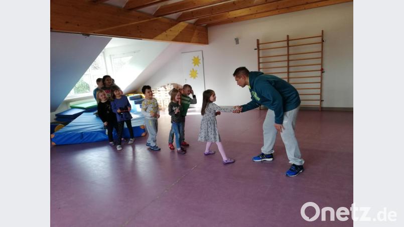 &quot;Handgreifliche&quot; Übungen mit Marcus Gradl gehören zum Selbstverteidigungskurs der Vorschüler des Kindergartens. Bild: rn