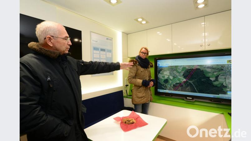 Josef Langgärtner richtet seinen kritischen Blick auf die geänderte Trassenführung des Ostbayern-Rings mit dem jetzt weiteren Abstand zum Gewerbegebiet &quot;Ost&quot; des Markts Parkstein und zum dortigen Wohngebiet &quot;Grün&quot;. Ina Haffke, Referentin für Bürgerbeteiligung bei Tennet, nimmt die Äußerungen Langgärtners neutral entgegen. Bild: bey