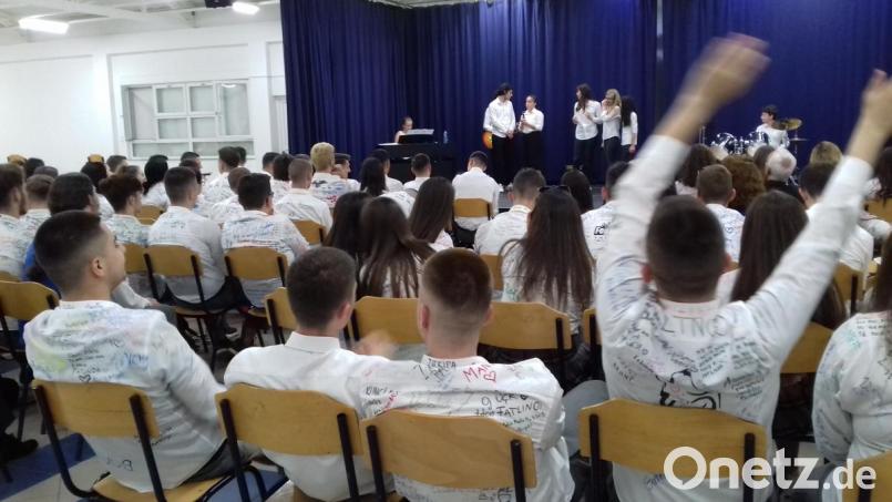 Bei den Abiturfeiern im Loyola-Gymnasium in Prizen sind die Jesuiten künftig nicht mehr dabei. Bild: Jesuitenmission