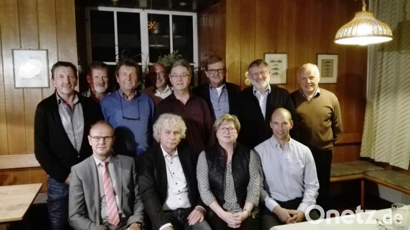 Das anhängende Bild zeigt die FW-Kreistagsfraktion mit Landrat Wolfgang Lippert (vorne, Zweiter von links) und Klinikchef Josef Götz (sitzend, links). Bild: exb