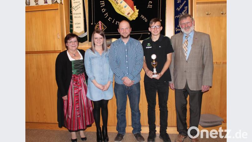 Vorsitzende Gabi Zintl mit der Gewinnerin der &quot;Glücksscheibe&quot; und der &quot;Adlerscheibe&quot;, Sarah Zintl, dem Gewinner der &quot;Zufalls-Scheibe&quot;, Christian Müller, dem Gewinner der &quot;Meister-Scheibe&quot; und des Jugendpokals, Florian Beer sowie Bürgermeister Josef Schmidkonz. Bild: Susanne Forster