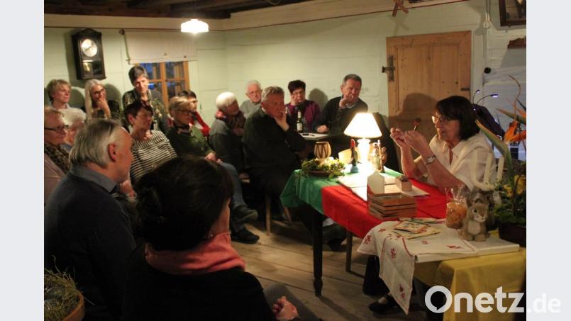 Dicht gedrängt sitzen die Besucher bei der erstmals vom Oberpfalzverein Neustadt organisierten Sitzweil in der guten Stube des wunderschön renovierten Ledererhofs. Kreisheimatpflegerin Leonore Böhm beleuchtet Osterbräuche und deutet viele Symbole und Gegenstände rund um das Leiden, den Tod und die Auferstehung Christi. Bild: prh