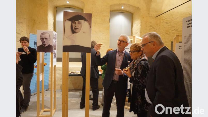 "Zeugen der Menschlichkeit" heißt die Ausstellung, die in der historischen Gewölbehalle des CeBB in Schönsee gezeigt wird. Bei der Eröffnung betrachteten die Besucher die verschiedenen Porträts auf Stelen. Die Präsentation ist eine Leihgabe der Ackermann-Gemeinde. Bild: eib