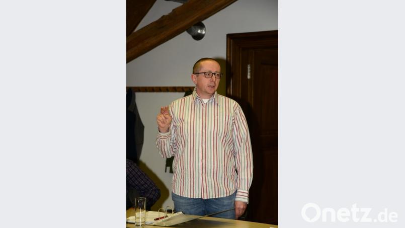 Jürgen Völkl (SPD) wird als neuer Marktrat an seinem Platz vereidigt. Bild: bey