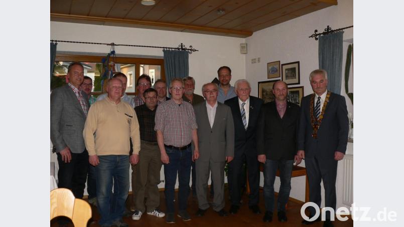 Zahlreiche treue Mitglieder der Fachschaft werden für ihre jahrelange Zugehörigkeit beim Ehrenabend in der Almhütte ausgezeichnet. Bild: mh
