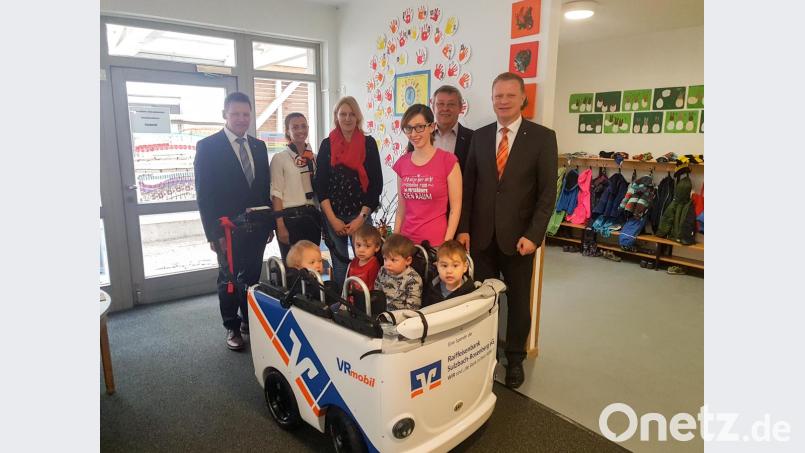 Von links: Vorstandsmitglied Erich Übler, Kundenberaterin Julia Krause, Kindergartenleitung Kerstin Höller, Krippenleiterin Pia Search, Bürgermeister Hans Koch, Vorstandsmitglied Martin Sachsenhauser Bild: exb