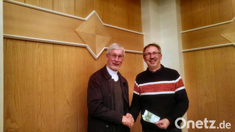 Werner Hahn bei der Überreichung der 250-Euro-Spende an Pater Klaus Kniffki von den Steyler Missionaren in Tirschenreuth für sein Missionsprojekt in Moldawien. Bild: kgg