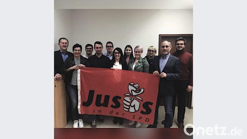 Katharina Rösel (Mitte) ist die neue Jusos-Vorsitzende in Amberg Sulzbach. Nach der Wahl will sich die Gruppe vor allem dem Europawahlkampf widmen. Bild: phl