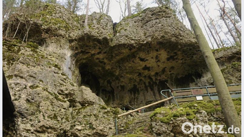 Hier werden sich die Gruppen sammeln zur Besichtigung der Grotte. Bild: ge