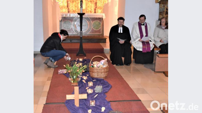 Der ökumenische Kreuzweg wurde mit Pfarrer Dr. André Fischer und Pfarrer Bernhard Müller in der Friedhofskirche &quot;St. Ursula&quot; gebetet. Bild: rgr