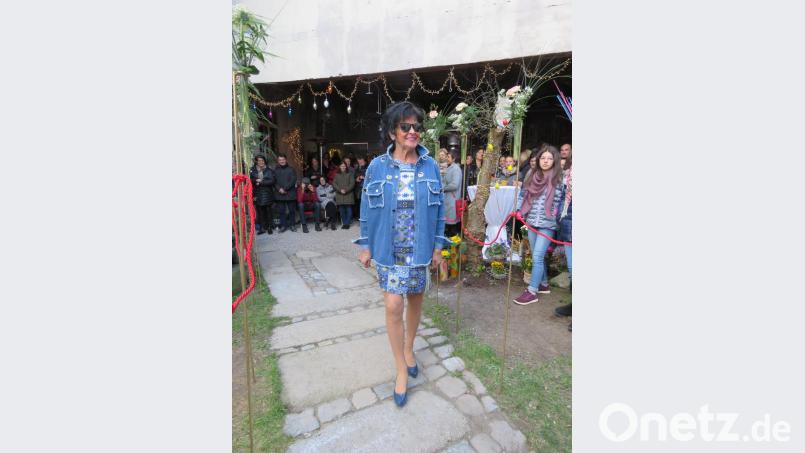 Elegant und dennoch Jeans: Dieses Outfit für die reife Frau präsentierte Model Helga. Bild: ubb