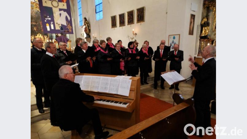 Veranstalter des eindrucksvollen Passionskonzerts ist erneut der Kirchenchor Schlicht unter Leitung von Heinz Krob (rechts), hier begleitet von Franz Winklmann (vorn) am Klavier. Bild: ct