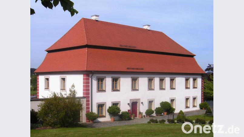 Im barocken Pfarrhof Luhe hängt seit 1978 der Kruzifixus. Bild: sef