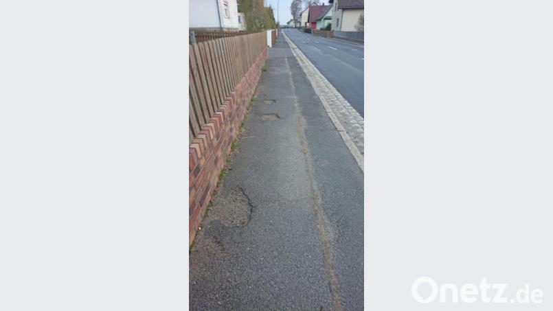 Mehrere Löcher &quot;zieren&quot; den Gehweg entlang der Schönhaider Straße in Wiesau. Bild: lue