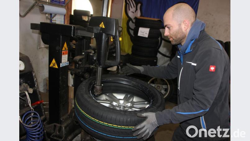 Daniel Meier empfiehlt, die Sommerreifen vor der Montage genau zu betrachten – zum einen, um die Profiltiefe zu kontrollieren, und zum anderen, um die Räder auf Beschädigungen zu prüfen. Bild: kro
