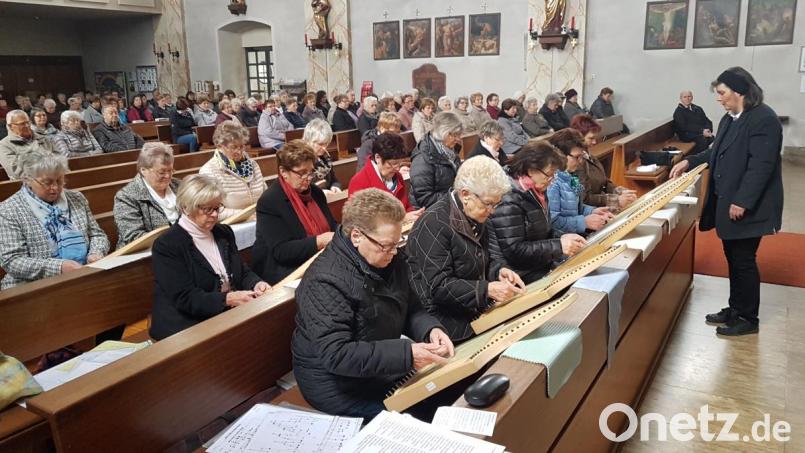 Das Passionskonzert mit der Blaskapelle Flossenbürg, den Oberpfälzer Saitenklang, den „Josefshofer Hausg&#039;sang“ und der Veeh-Harfen-Gruppe Moosbach stimmte die Zuhörer auf die Karwoche ein. Bild: gi