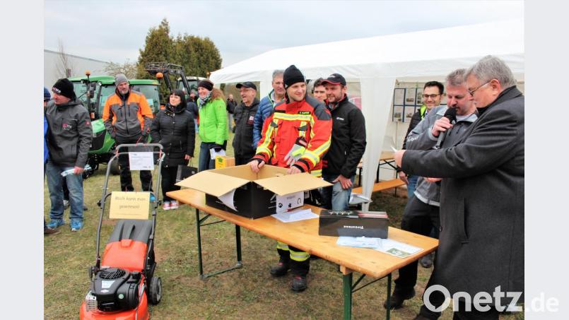Die Verlosung nahmen die Vertreter der beteiligten Firmen gemeinsam mit Bürgermeister Manfred Porsch vor. Bild: stg