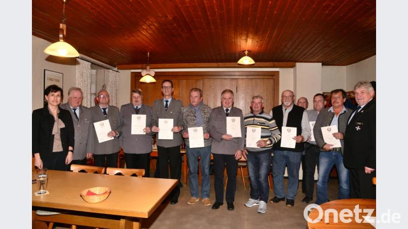 Bürgermeisterin Tanja Schiffmann, Vorsitzender Erwin Schraml (von links) und stellvertretender Kreisvorsitzender Alfons Betzl (rechts) ehren Altbürgermeister Hans Schäfer, Konrad Schraml mit dem Verdienstkreuz 1. Klasse, Helmut Pöllath, Reinhard Lederer mit dem Verdienstkreuz 2. Klasse, Wolfgang Bösl, Franz Bösl, Wolfgang Treml, Robert Härtl für 40-Jährige Mitgliedschaft und Michael Bocka für 25-Jährige Mitgliedschaft (von links mit Urkunden). Bild: bey