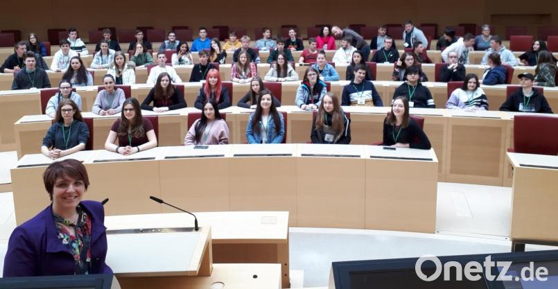 Schüler der Mittelschule Kemnath besuchten Anna Toman (vorne) im Landtag. Bild: exb