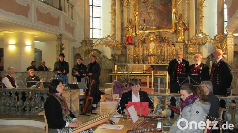 Beim Finale (von links): Birgländer Stubenmusik und Birgländer Sängerinnen - Herbert Brzoza, Petra Deyerl, (im Hintergrund Thomas Riedhammer und Andreas Götz vom Trachtenverein Auerbach) Petra Delert-Wanitschek, Sandra Maderer, Lisa Brzoza, Sulzbacher Stubenmusik - Sabine Stümpfl, Lydia Zagel, Susanne Zagel, Bernadette Strobl, Sulzbacher Sänger Christian Pruy, Konrad Stauber, Markus Stauber. Bild: sck