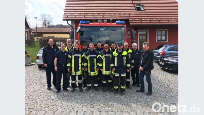 Bürgermeister Martin Prey (rechts) und die Ausbilder gratulierten den Teilnehmern am Maschinistenlehrgang. Bild: exb
