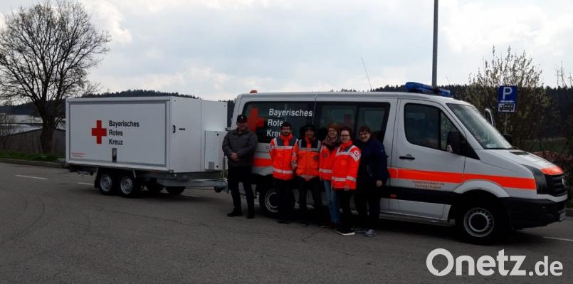 Die Helfer vor Ort der BRK-Bereitschaft üben mit dem neuen Gespann auf dem Autohof in Neuhaus verschiedene Situationen. Bild: exb