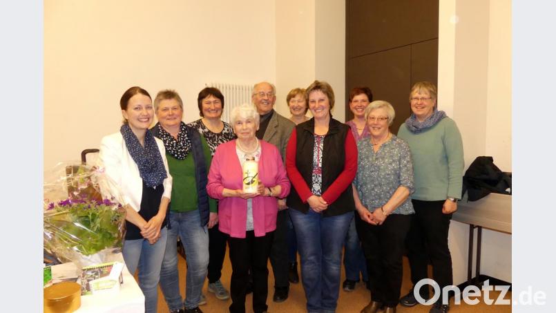 Referentin Kathrin Karban-Völkl (links) inspiriert die Mitglieder und den Vorstand der KLB Kirchendemenreuth, aus dem Fanny Lukas (Mitte mit Kerze) ausscheidet. Bild: ils