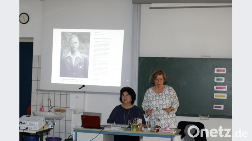 Esther Dürnberger (links) und Ingrid Portenschlager (rechts) informieren die Schüler. Bild: exb