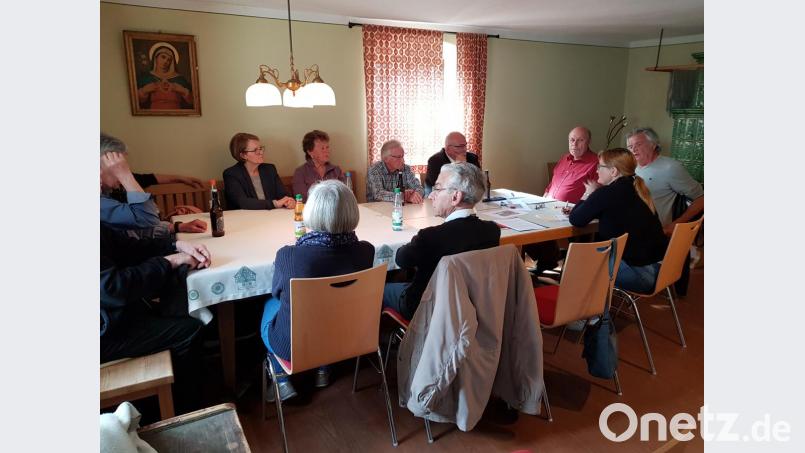 Am Tisch in der guten Stube im Sengerhof gab es kaum mehr freie Plätze. Mit dabei auch Bürgermeister Klaus Meyer (Dritter von rechts) und Altbürgermeister Albert Köstler (Zweiter von rechts). Bild: hba