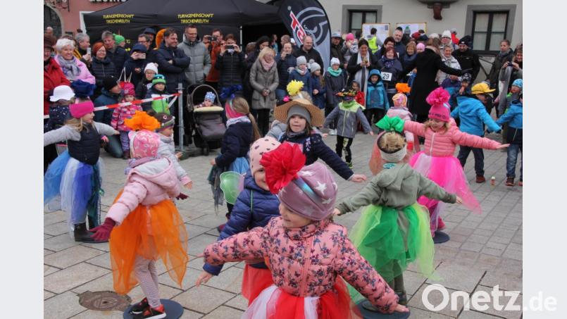 Die Kindergartengruppe &quot;Baustelle&quot; des städtischen Kinderhauses Kunterbunt bot einen flotten Tanz. Bild: kro